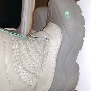 The North Face boots with inner liner for added warmth. SIZE 5